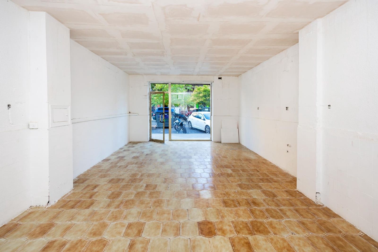 Commercial for sale in Granada city - € 95,000 (Ref: 9674981)