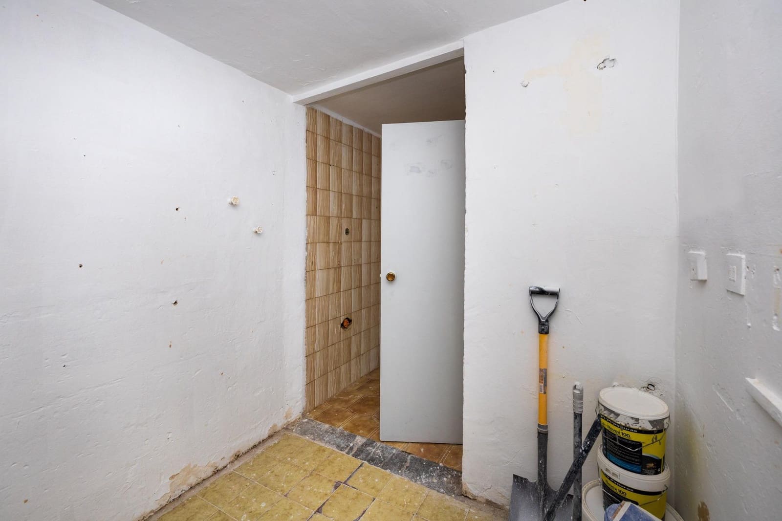 Commercial for sale in Granada city - € 95,000 (Ref: 9674981)