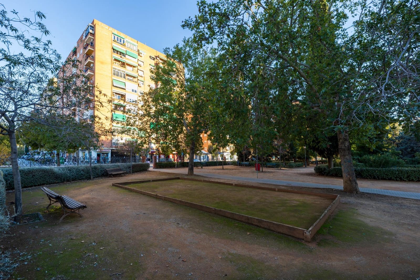 Commercial for sale in Granada city - € 95,000 (Ref: 9674981)