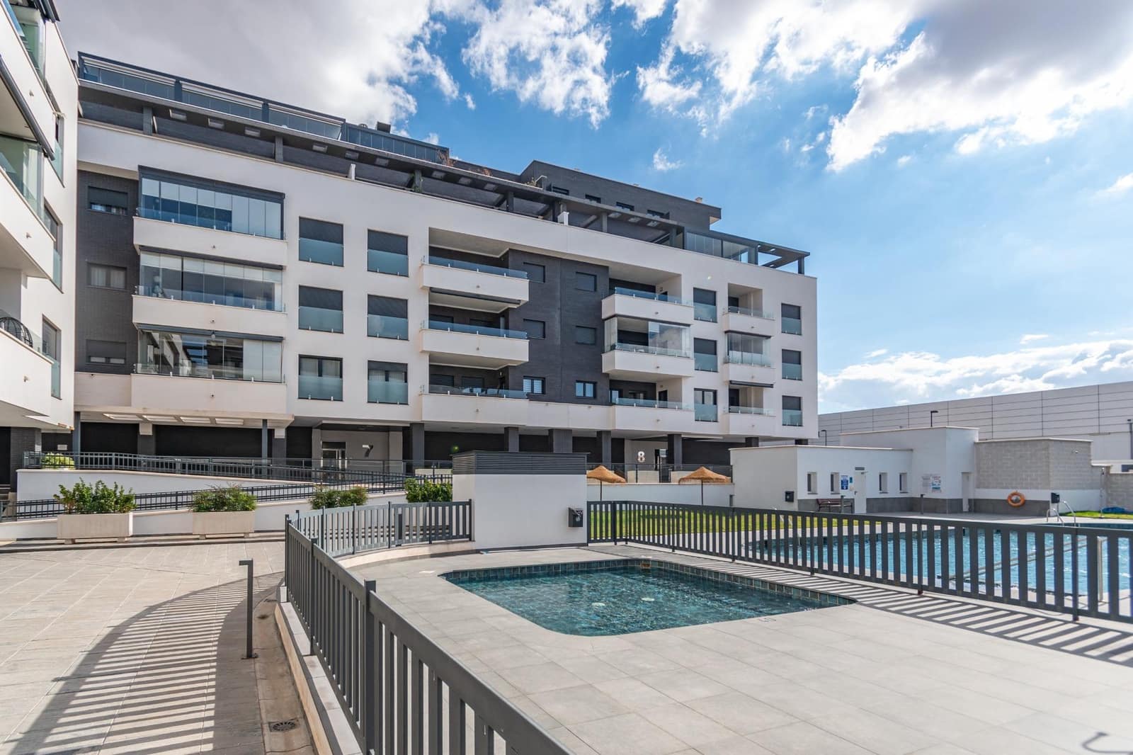 Piso de 3 habitaciones en Armilla en venta con piscina - 462.000 € (Ref: 9674983)