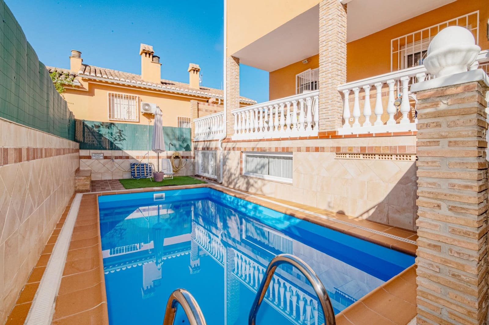 Chalet de 5 habitaciones en Jun en venta con piscina garaje - 279.900 € (Ref: 9674986)