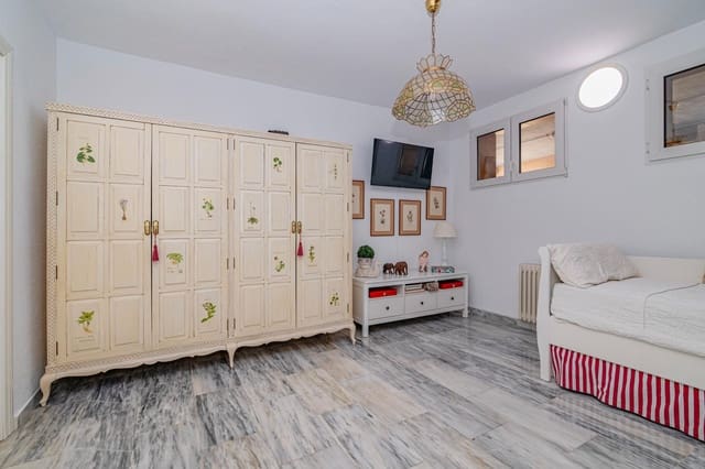 Chalet de 5 habitaciones en Jun en venta con piscina garaje - 279.900 € (Ref: 9674986)