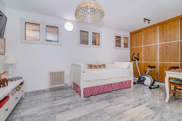 Chalet de 5 habitaciones en Jun en venta con piscina garaje - 279.900 € (Ref: 9674986)