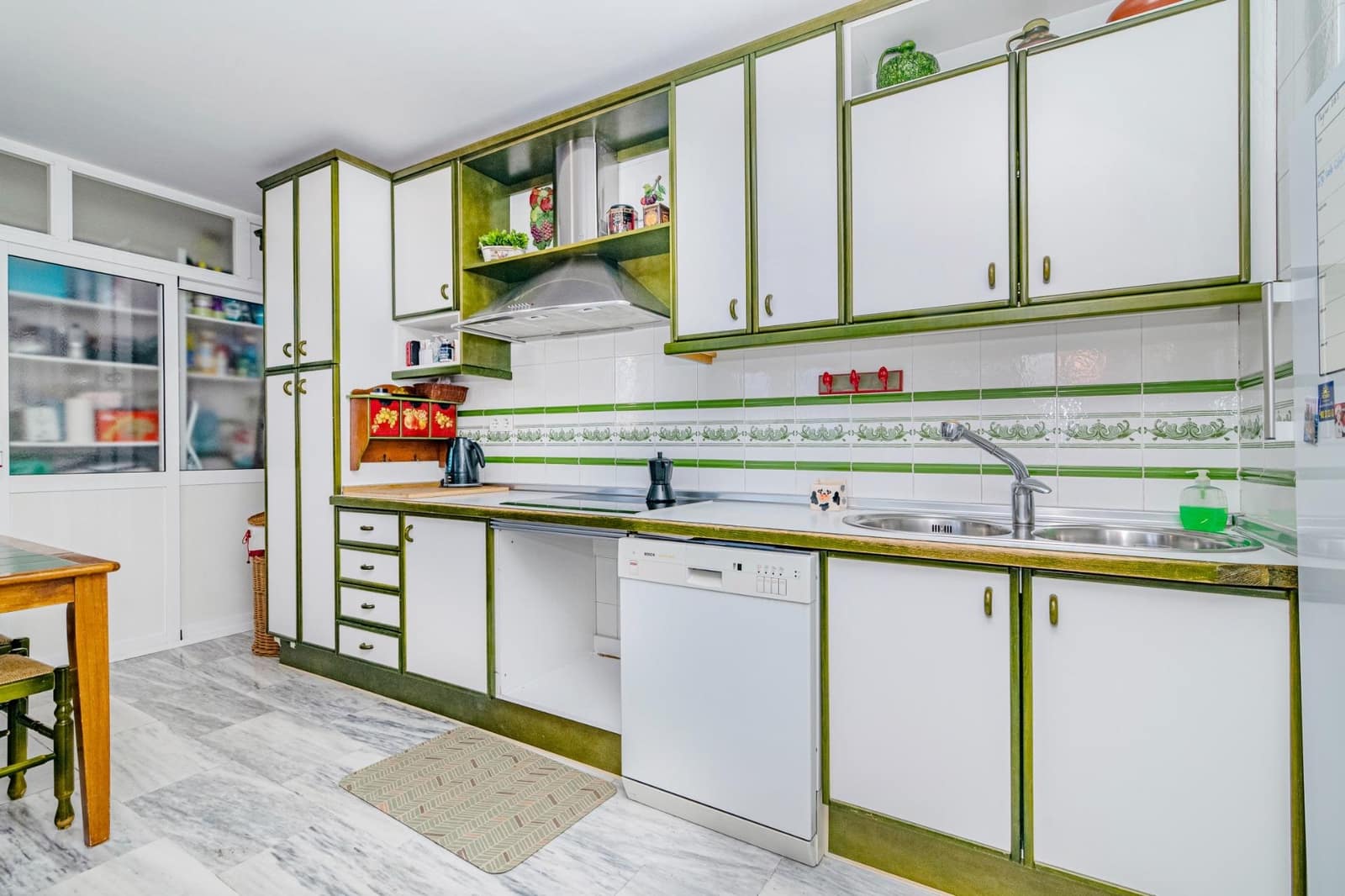 Chalet de 5 habitaciones en Jun en venta con piscina garaje - 279.900 € (Ref: 9674986)