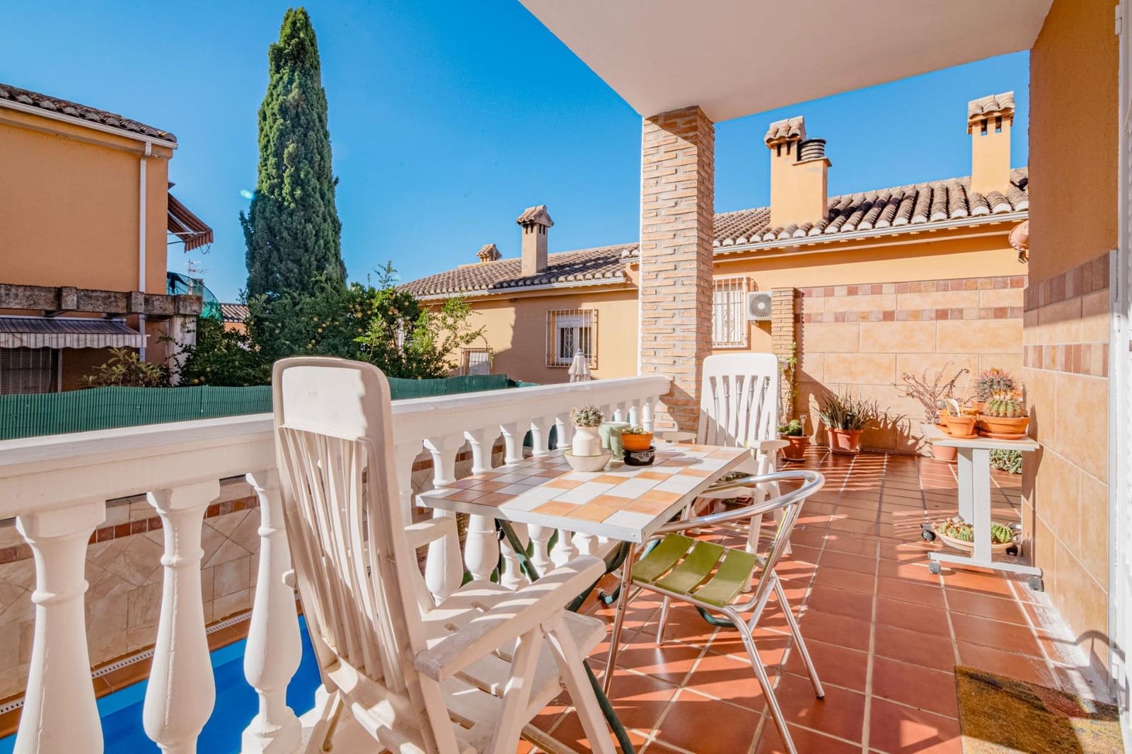 Chalet de 5 habitaciones en Jun en venta con piscina garaje - 279.900 € (Ref: 9674986)