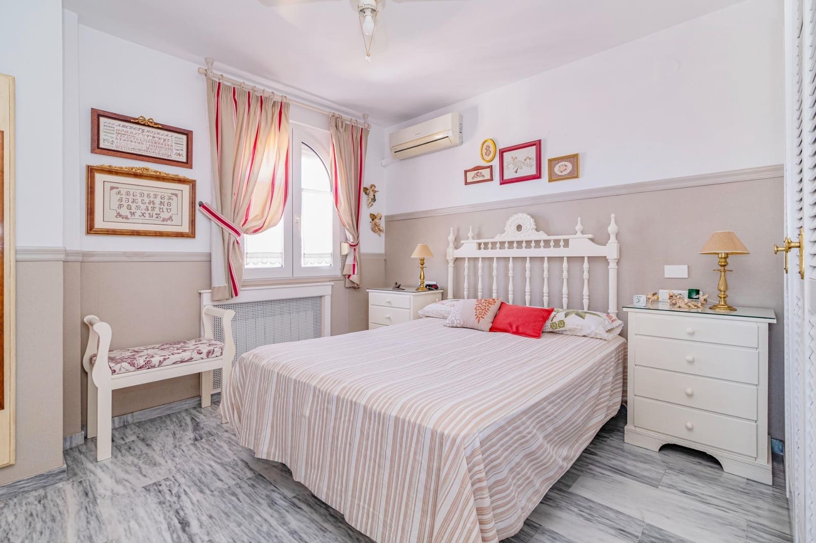 Chalet de 5 habitaciones en Jun en venta con piscina garaje - 279.900 € (Ref: 9674986)