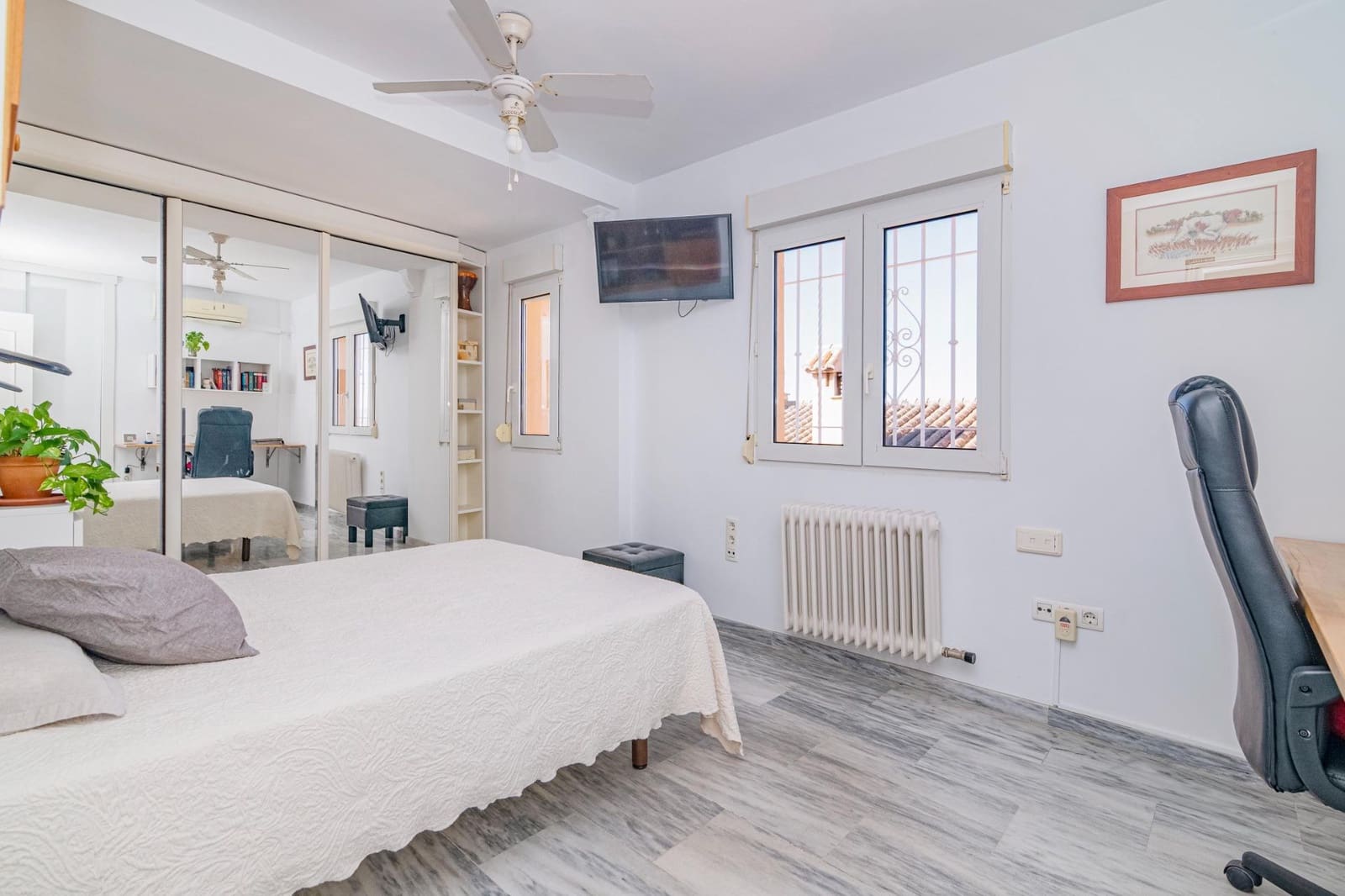 Chalet de 5 habitaciones en Jun en venta con piscina garaje - 279.900 € (Ref: 9674986)