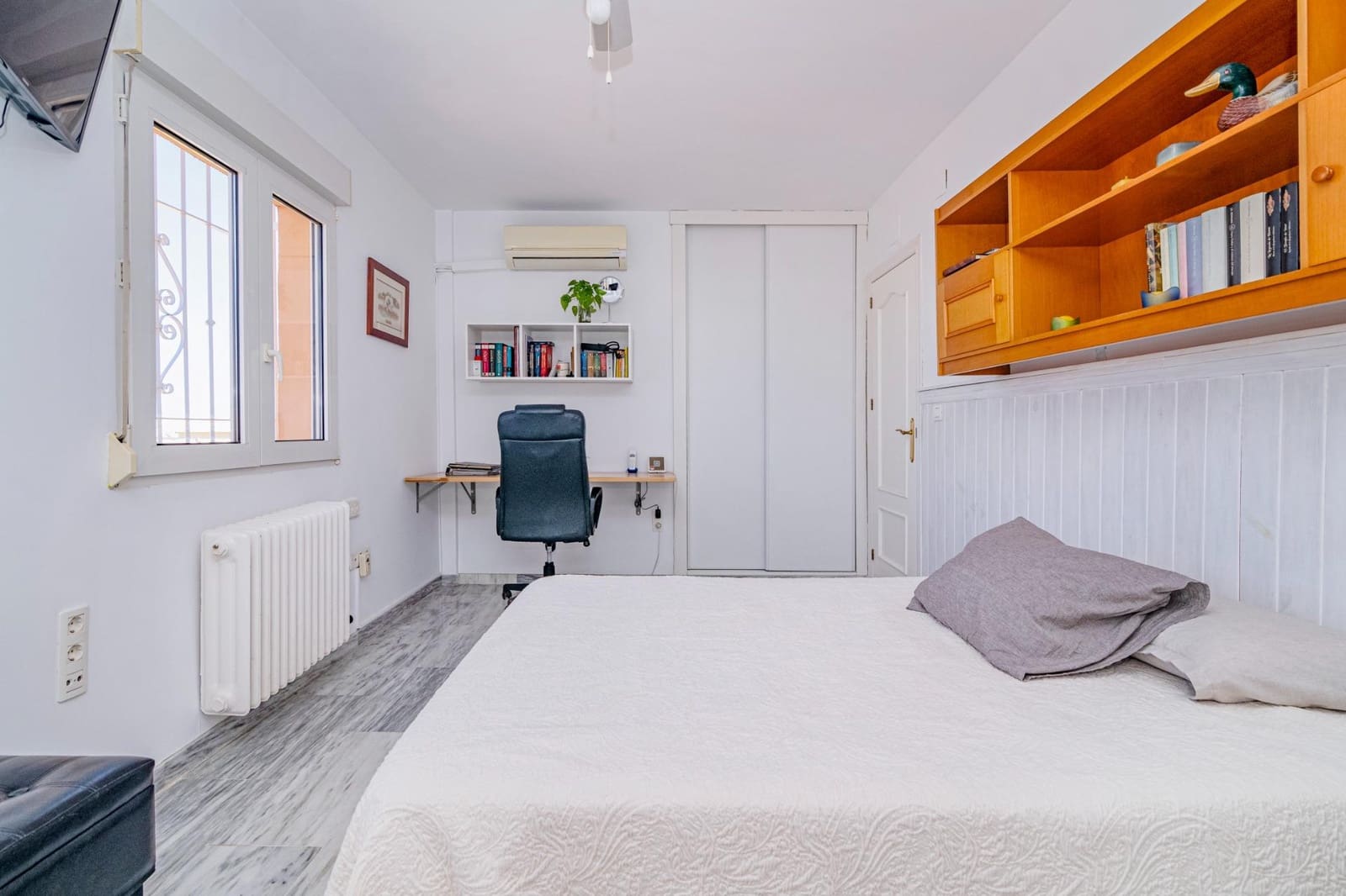 Chalet de 5 habitaciones en Jun en venta con piscina garaje - 279.900 € (Ref: 9674986)