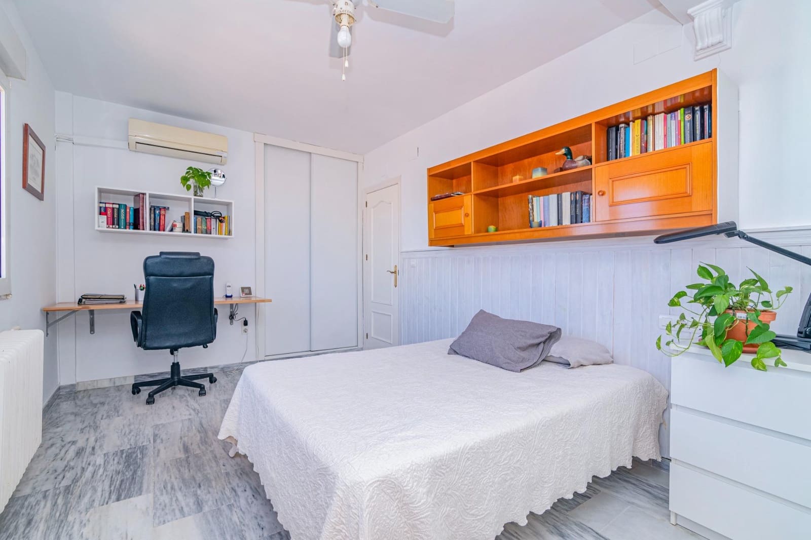 Chalet de 5 habitaciones en Jun en venta con piscina garaje - 279.900 € (Ref: 9674986)