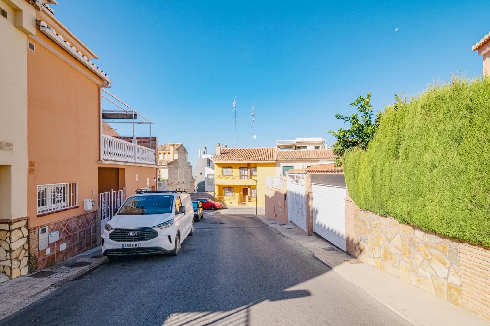 Chalet de 5 habitaciones en Jun en venta con piscina garaje - 279.900 € (Ref: 9674986)