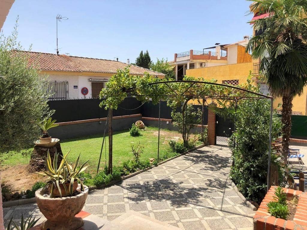 5 bedroom Villa for sale in La Zubia with garage - € 460,000 (Ref: 9674993)