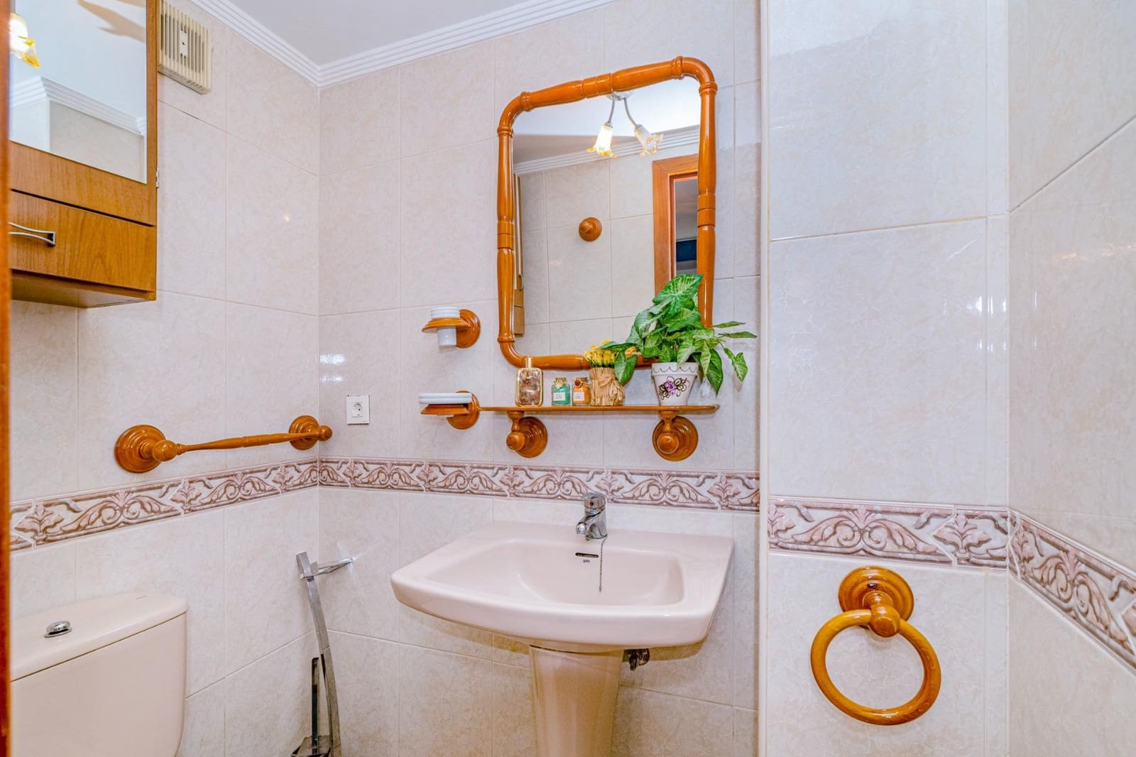 4 bedroom Flat for sale in Granada city with garage - € 360,000 (Ref: 9674999)