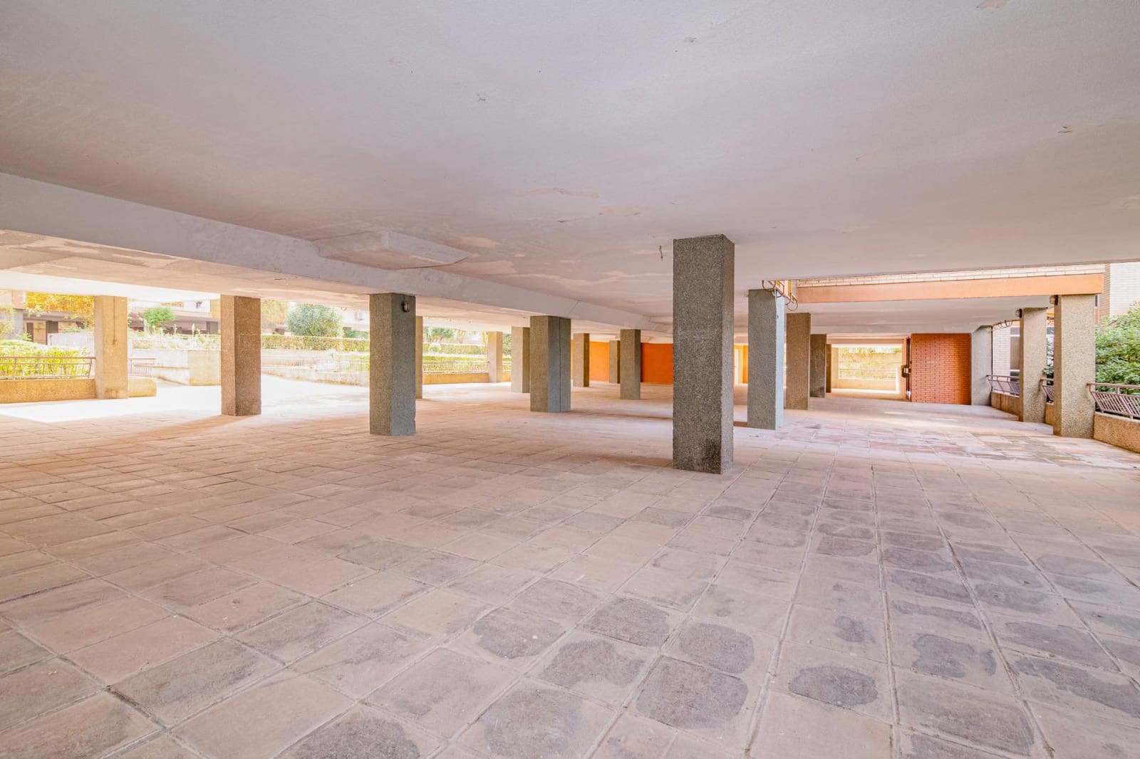 4 bedroom Flat for sale in Granada city with garage - € 360,000 (Ref: 9674999)