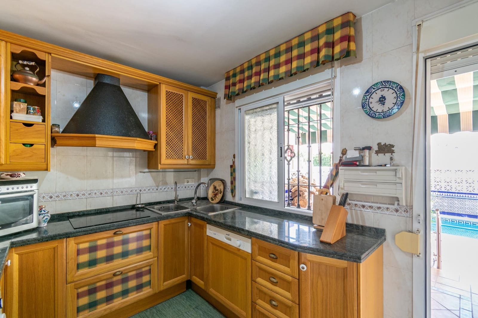 4 slaapkamer Rijtjeshuis te koop in Las Gabias met garage - € 310.000 (Ref: 9675000)