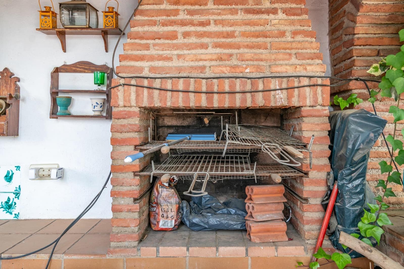 4 bedroom Villa for sale in La Zubia with pool garage - € 380,000 (Ref: 9675004)