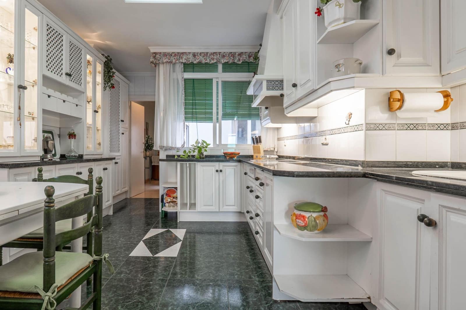 5 bedroom Flat for sale in Granada city - € 460,000 (Ref: 9675008)