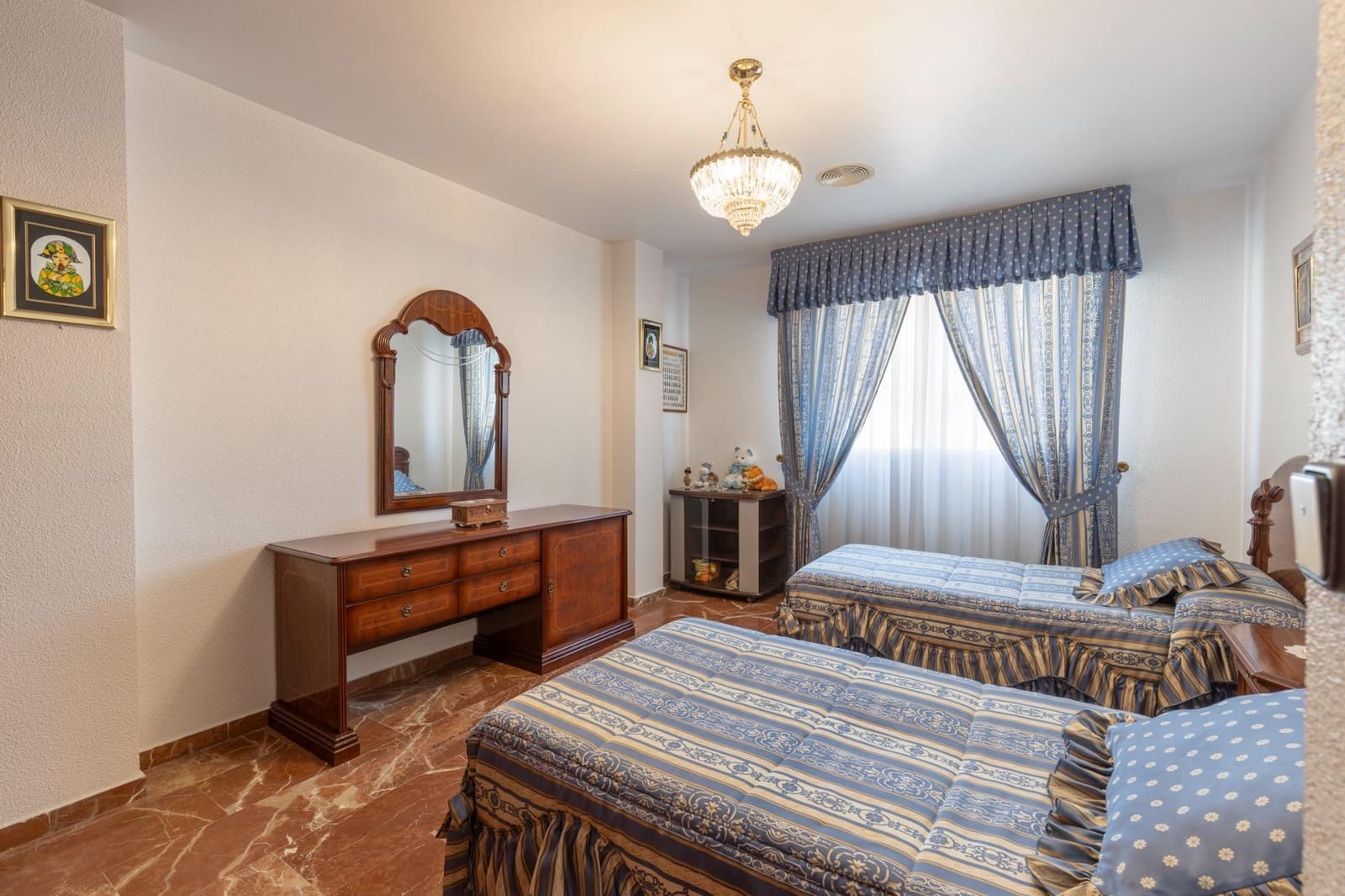 Pareado de 5 habitaciones en Jun en venta - 249.000 € (Ref: 9675015)