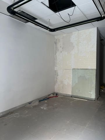 Kommersiell til leie i Granada by - € 750 (Ref: 9675019)