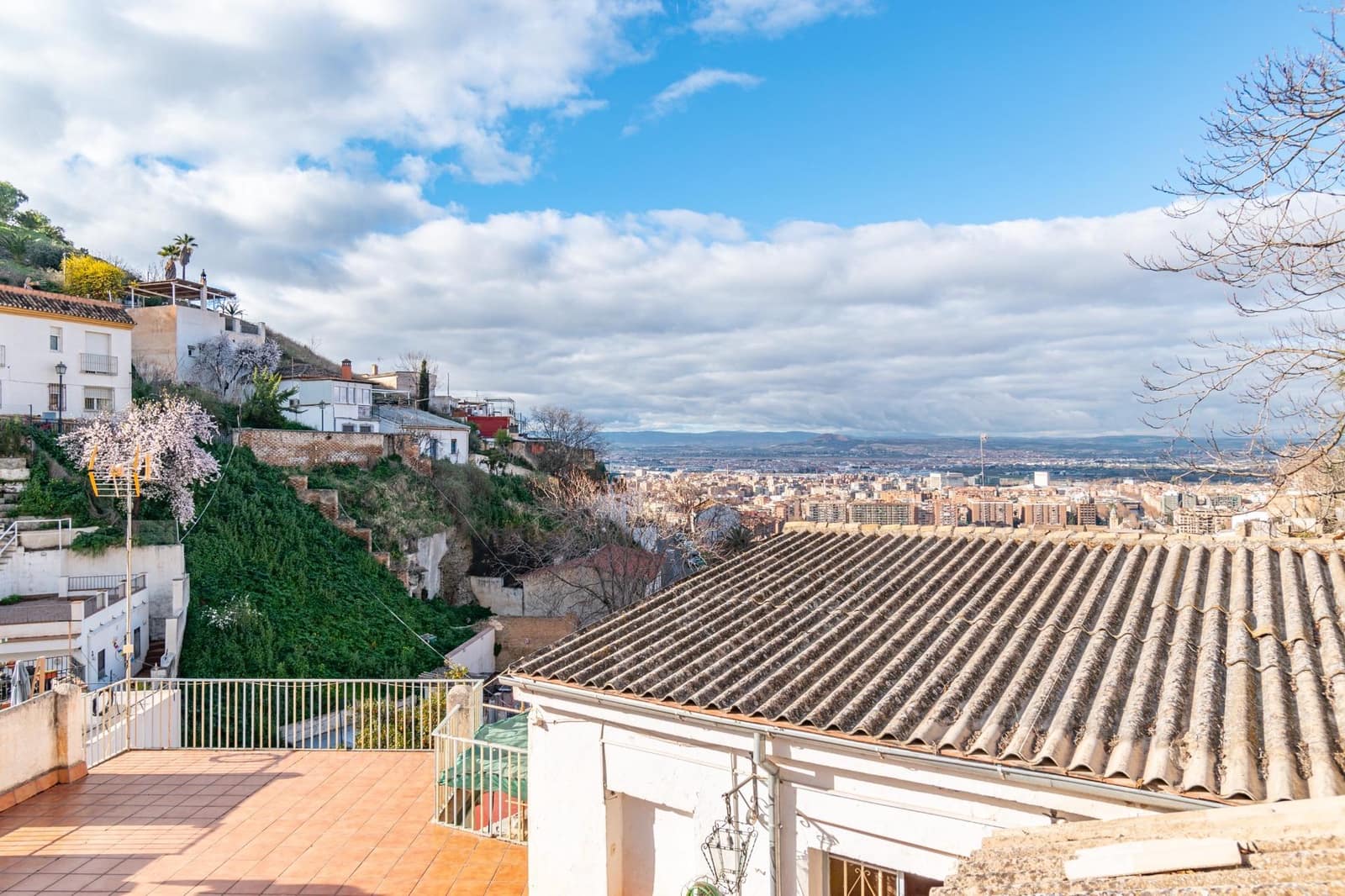 6 bedroom Cave House for sale in Granada city with garage - € 285,000 (Ref: 9675036)