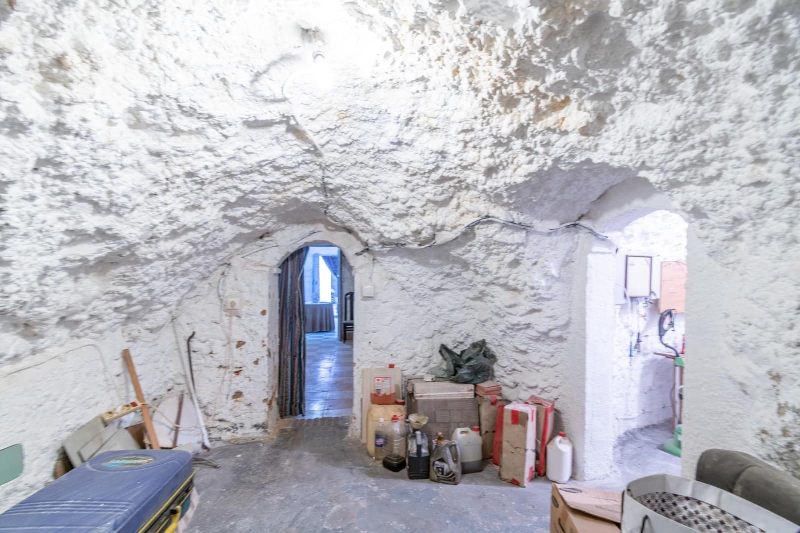 6 bedroom Cave House for sale in Granada city with garage - € 285,000 (Ref: 9675036)