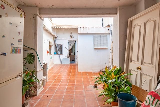 6 bedroom Cave House for sale in Granada city with garage - € 285,000 (Ref: 9675036)
