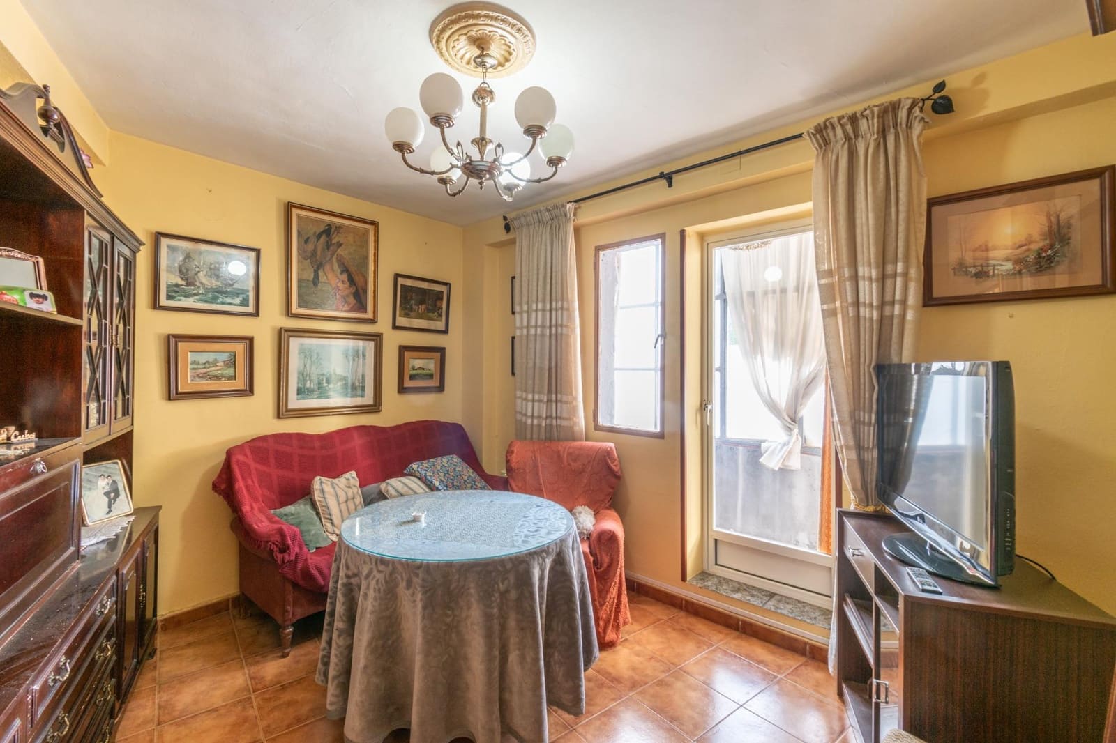 6 bedroom Cave House for sale in Granada city with garage - € 285,000 (Ref: 9675036)