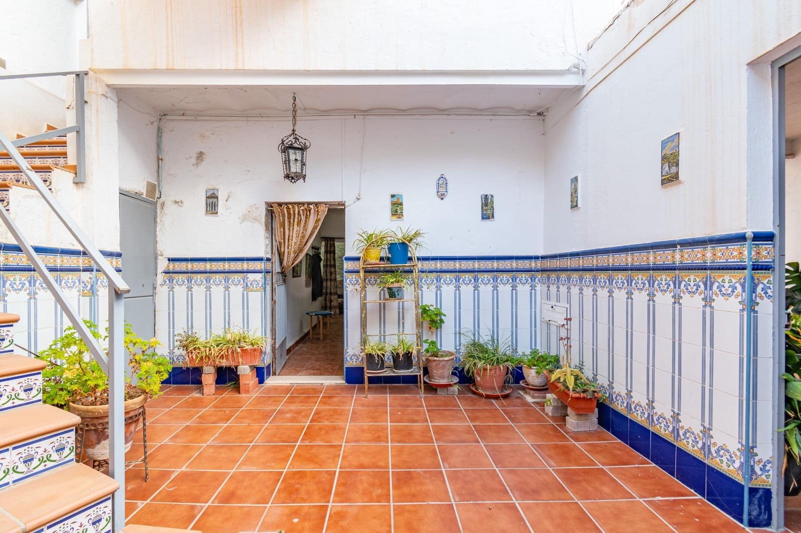 6 bedroom Cave House for sale in Granada city with garage - € 285,000 (Ref: 9675036)