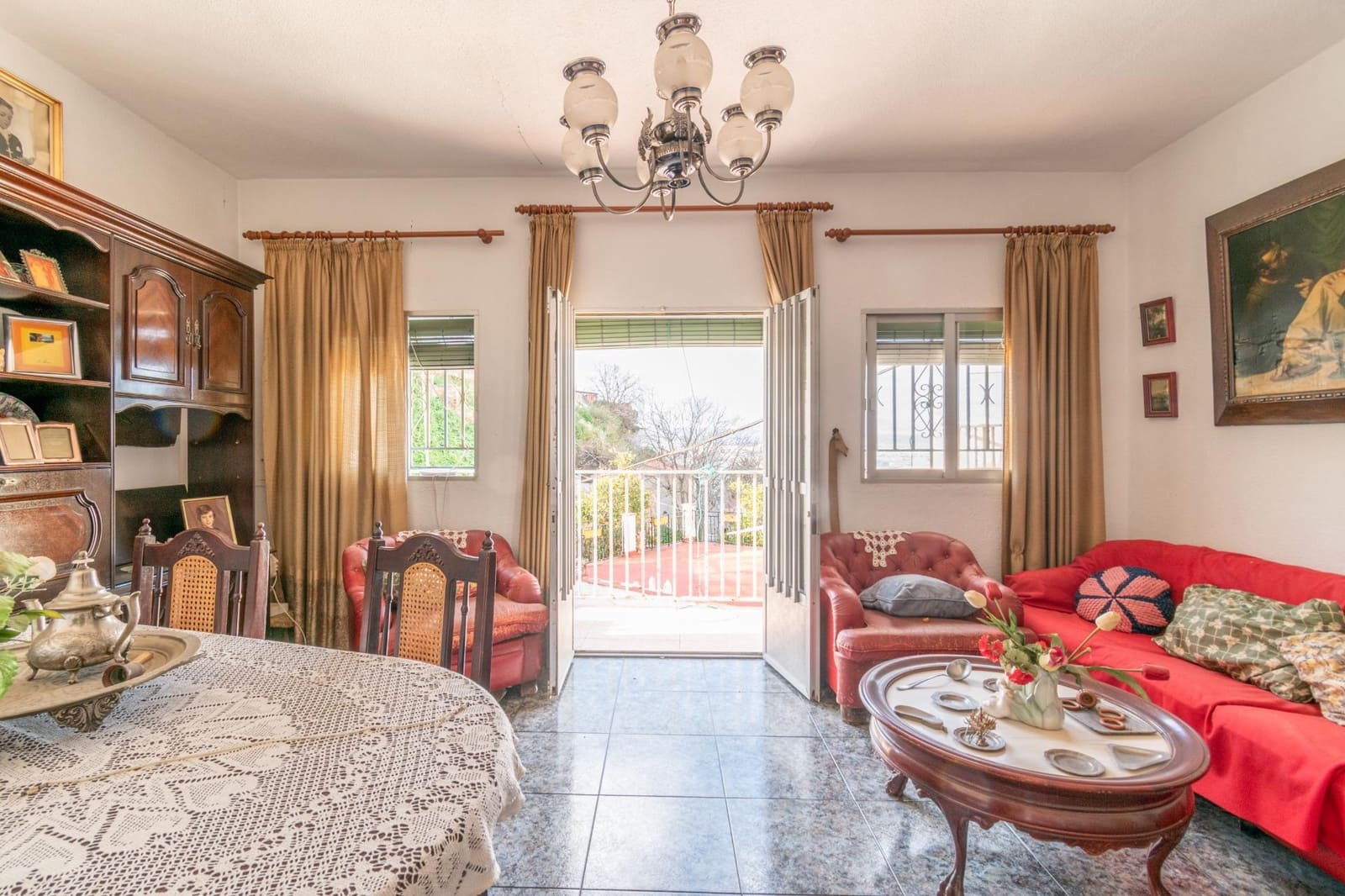 6 bedroom Cave House for sale in Granada city with garage - € 285,000 (Ref: 9675036)