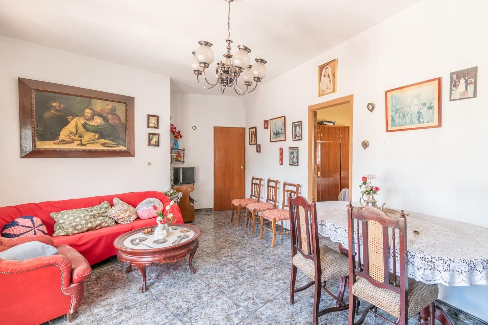 6 bedroom Cave House for sale in Granada city with garage - € 285,000 (Ref: 9675036)