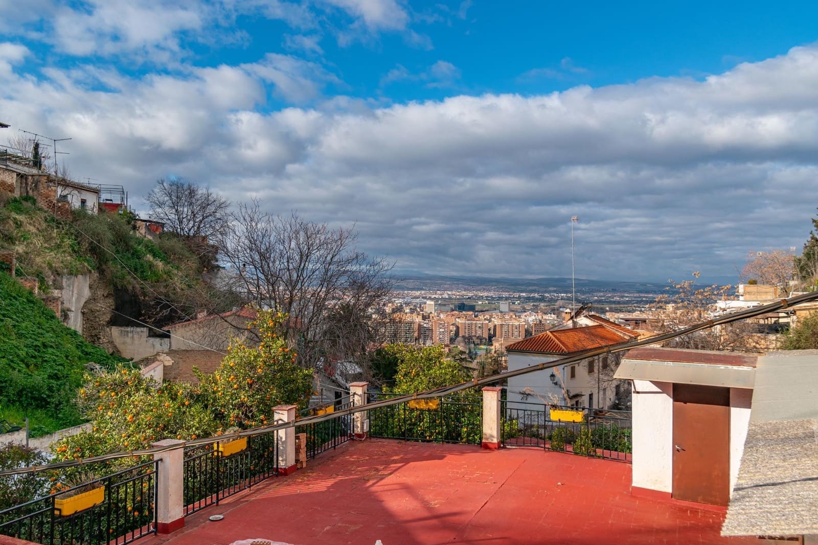 6 bedroom Cave House for sale in Granada city with garage - € 285,000 (Ref: 9675036)