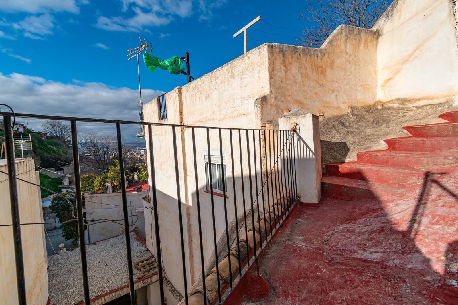 6 bedroom Cave House for sale in Granada city with garage - € 285,000 (Ref: 9675036)