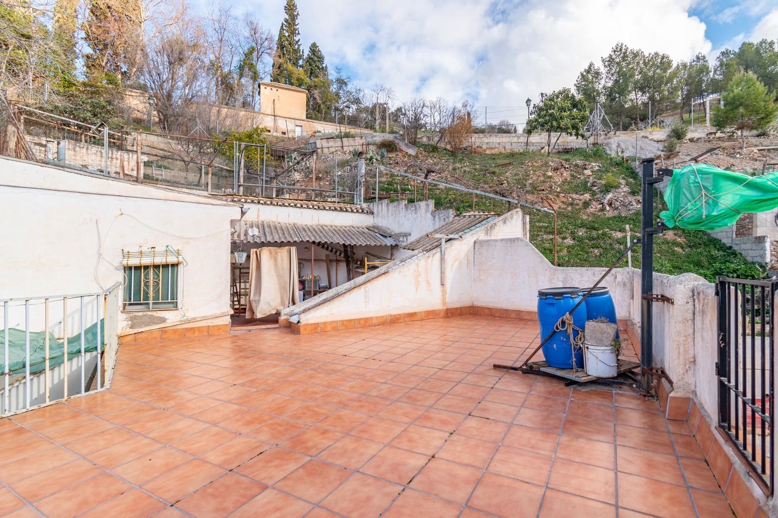 6 bedroom Cave House for sale in Granada city with garage - € 285,000 (Ref: 9675036)