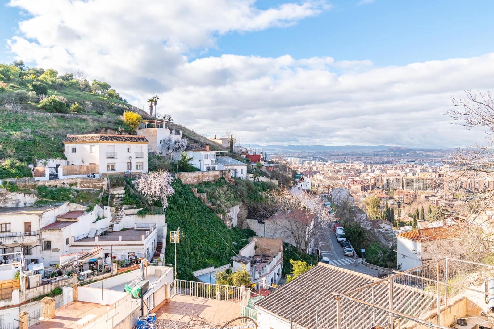 6 bedroom Cave House for sale in Granada city with garage - € 285,000 (Ref: 9675036)
