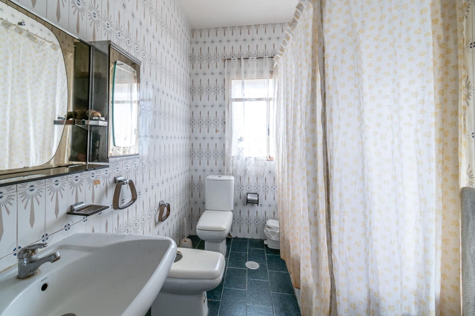 8 makuuhuone Huvila myytävänä paikassa Ambroz - 290 000 € (Ref: 9675039)