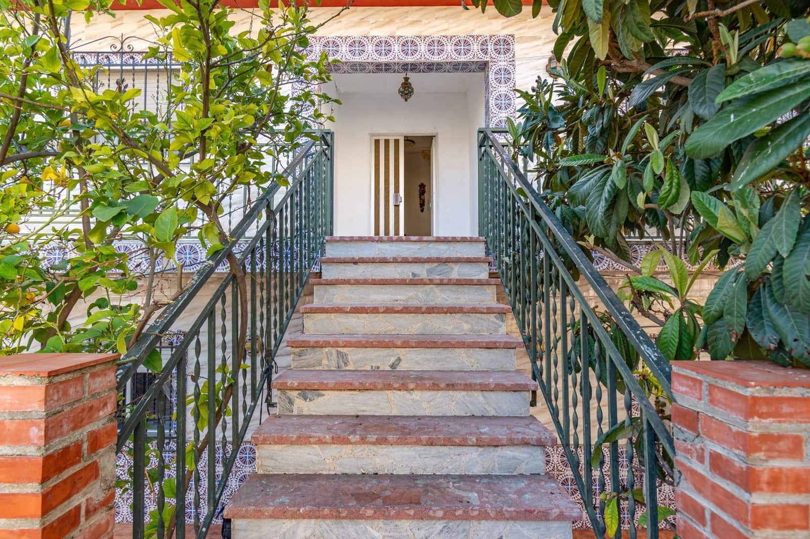 8 makuuhuone Huvila myytävänä paikassa Ambroz - 290 000 € (Ref: 9675039)