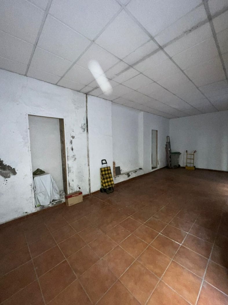 Kommersiell til leie i Granada by - € 680 (Ref: 9675043)