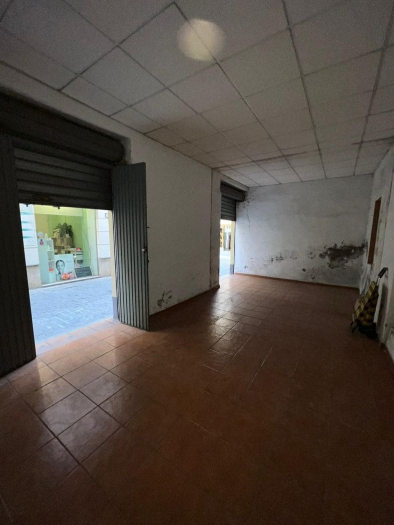 Kommersiell til leie i Granada by - € 680 (Ref: 9675043)