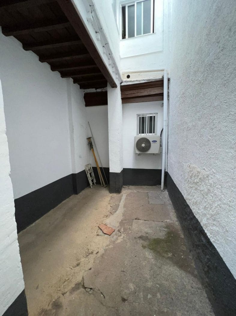 Kommersiell til leie i Granada by - € 680 (Ref: 9675043)