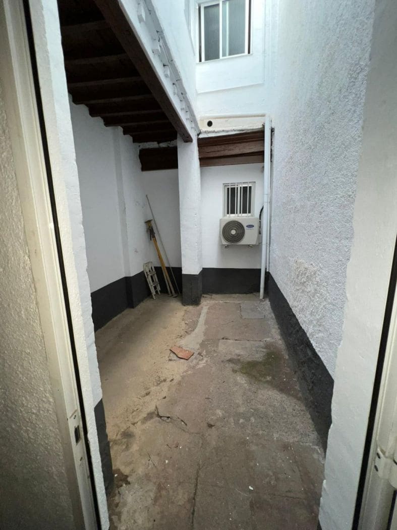 Kommersiell til leie i Granada by - € 680 (Ref: 9675043)