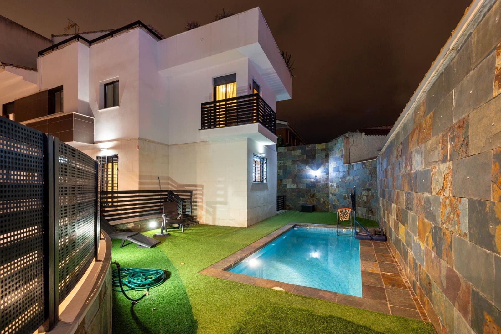 4 slaapkamer Villa te koop in Huetor Vega met zwembad garage - € 458.000 (Ref: 9675049)