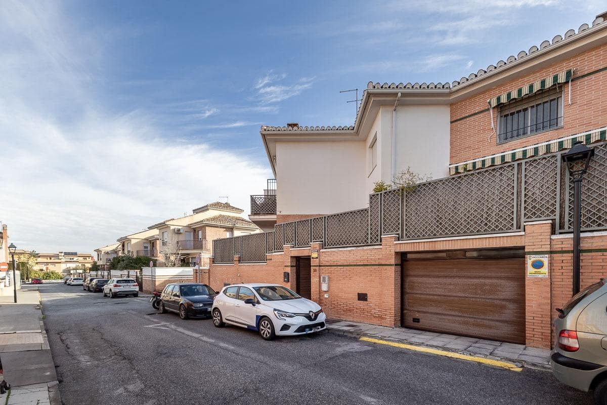 5 soveværelse Rækkehus til salg i Ogijares med garage - € 339.000 (Ref: 9680019)