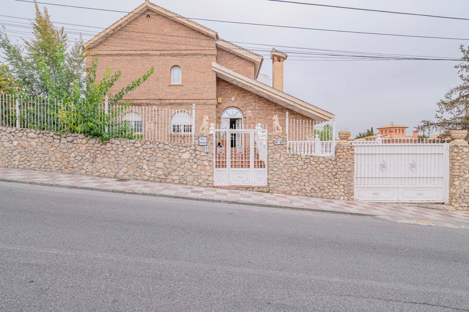 5 slaapkamer Villa te koop in La Zubia met zwembad garage - € 1.190.000 (Ref: 9686782)