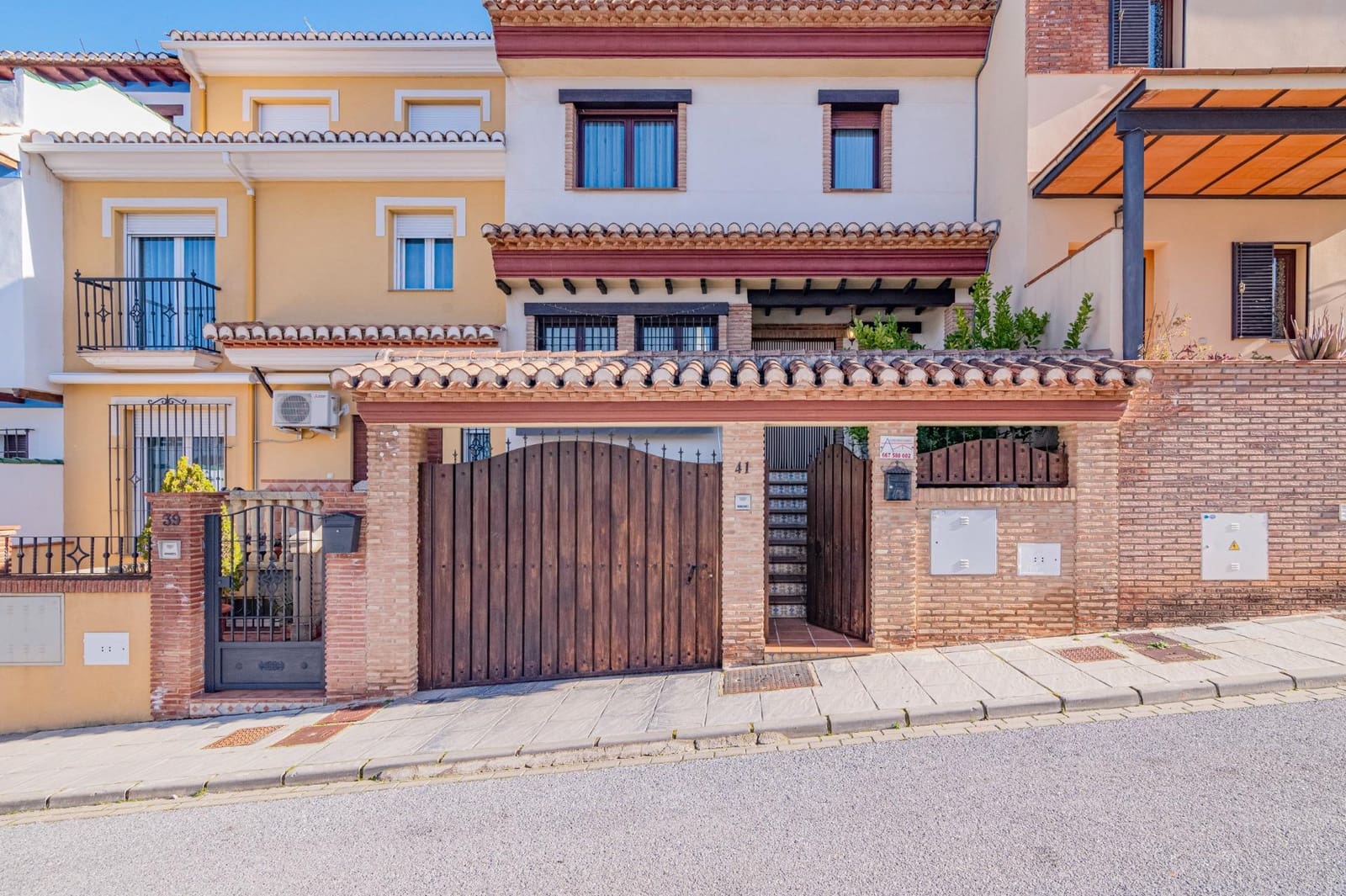 4 soverom Rekkehus til salgs i La Zubia med svømmebasseng garasje - € 370 000 (Ref: 9686784)