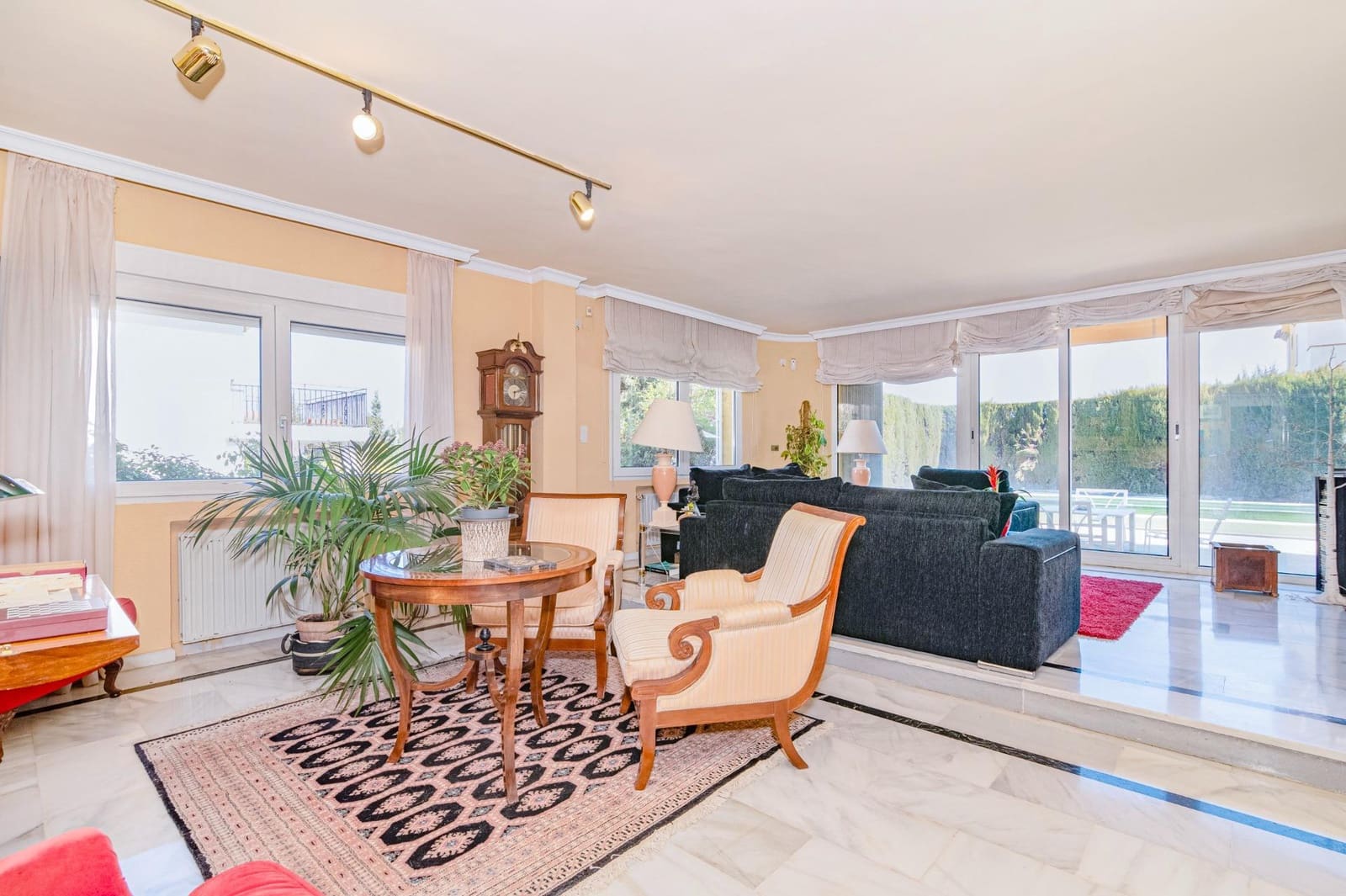 6 bedroom Villa for sale in Gojar with garage - € 480,000 (Ref: 9702136)