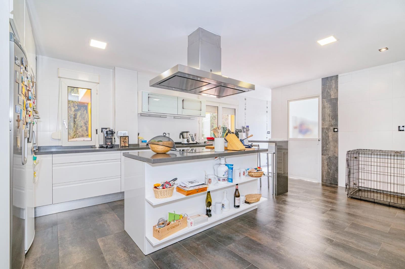 6 bedroom Villa for sale in Gojar with garage - € 480,000 (Ref: 9702136)