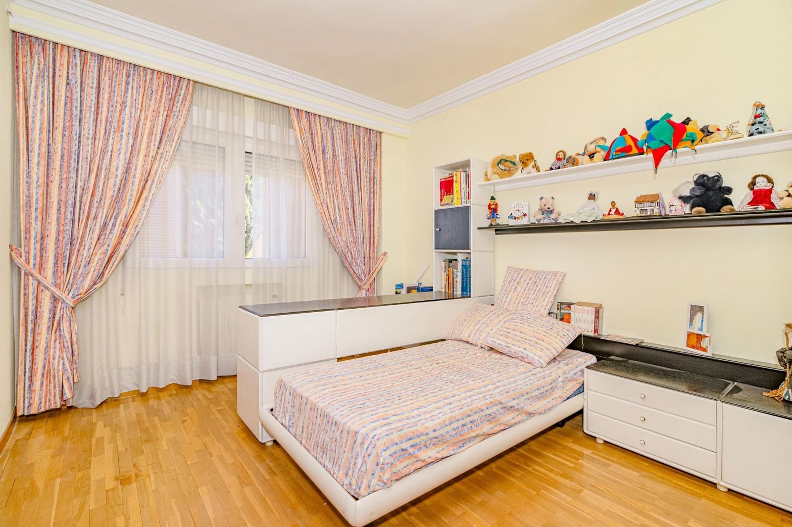 6 bedroom Villa for sale in Gojar with garage - € 480,000 (Ref: 9702136)