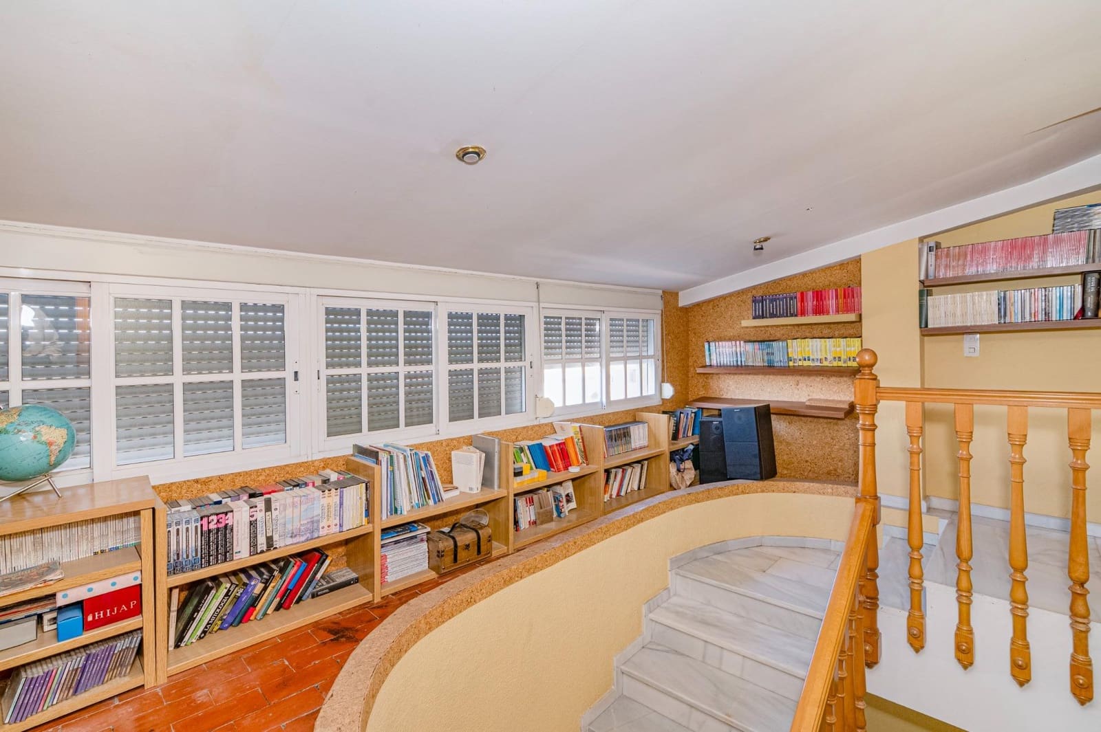 6 bedroom Villa for sale in Gojar with garage - € 480,000 (Ref: 9702136)