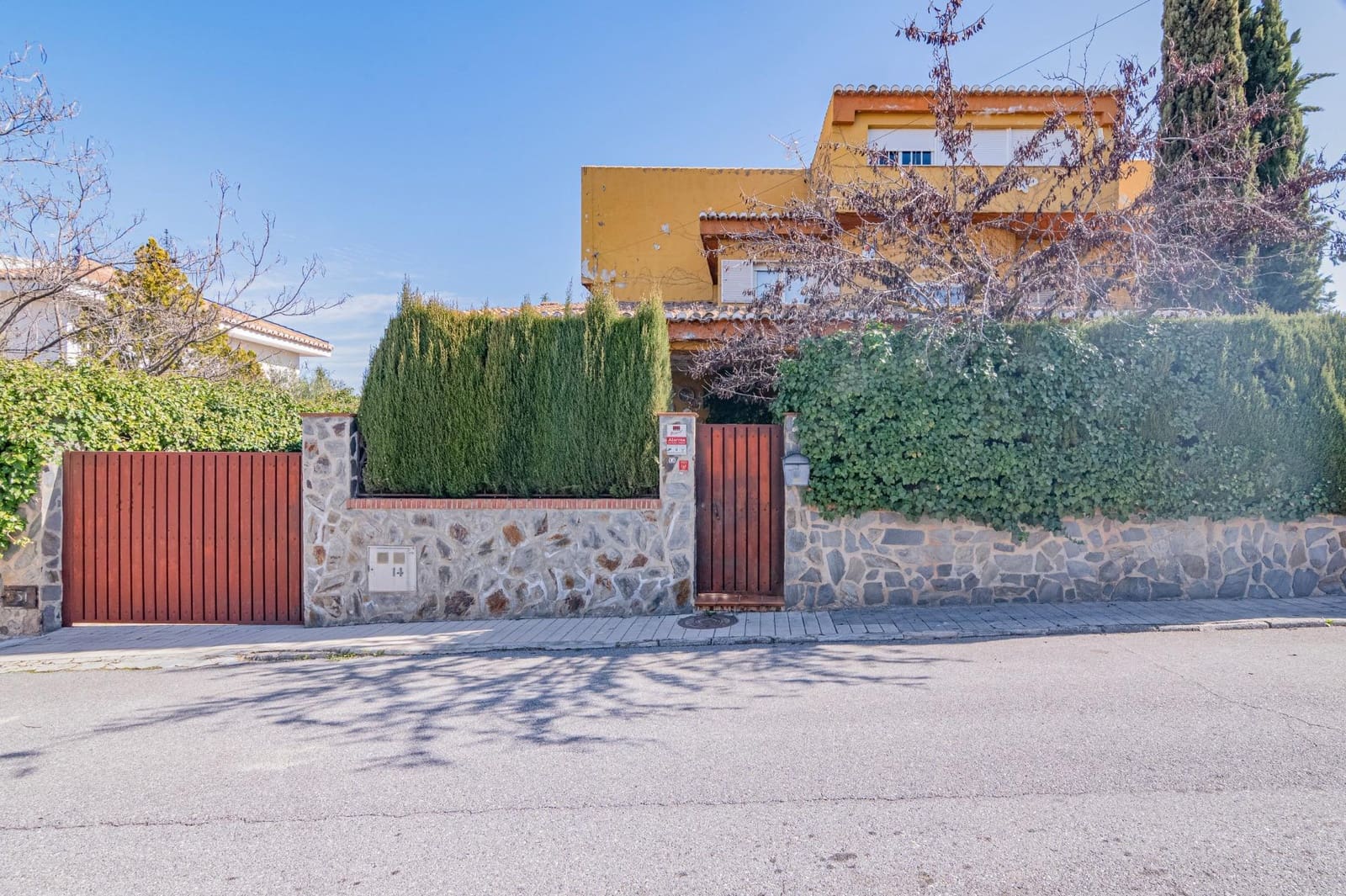 6 bedroom Villa for sale in Gojar with garage - € 480,000 (Ref: 9702136)