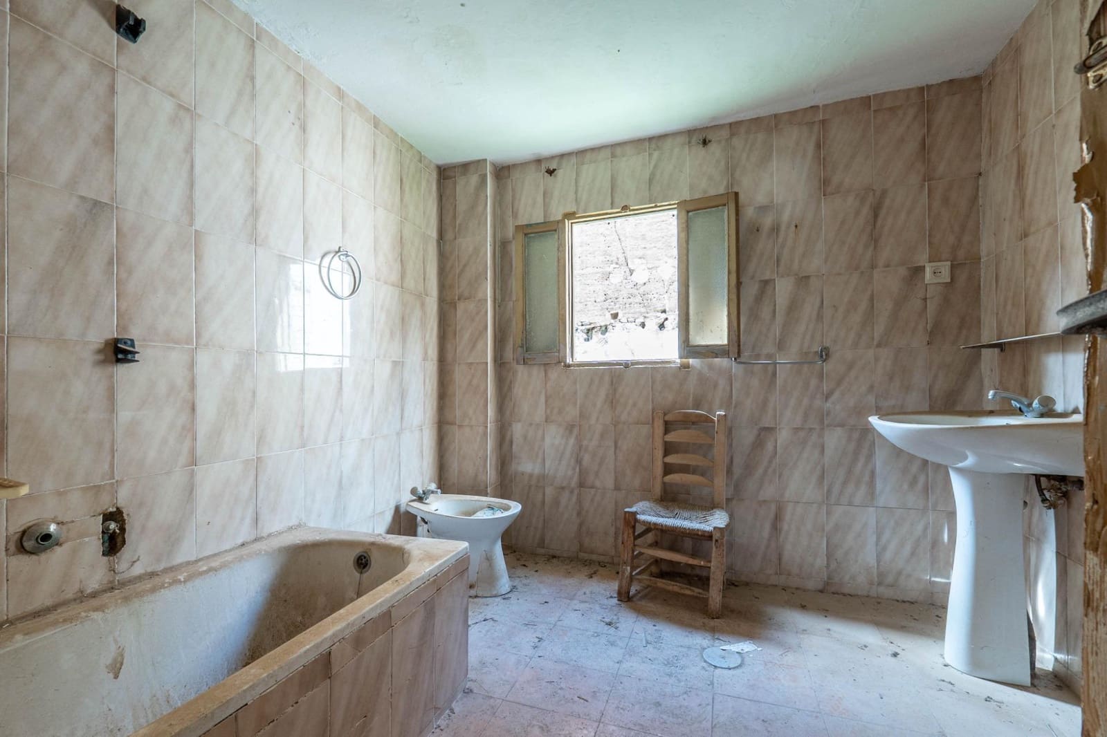 4 bedroom Finca/Country House for sale in Albunuelas - € 47,000 (Ref: 9712217)