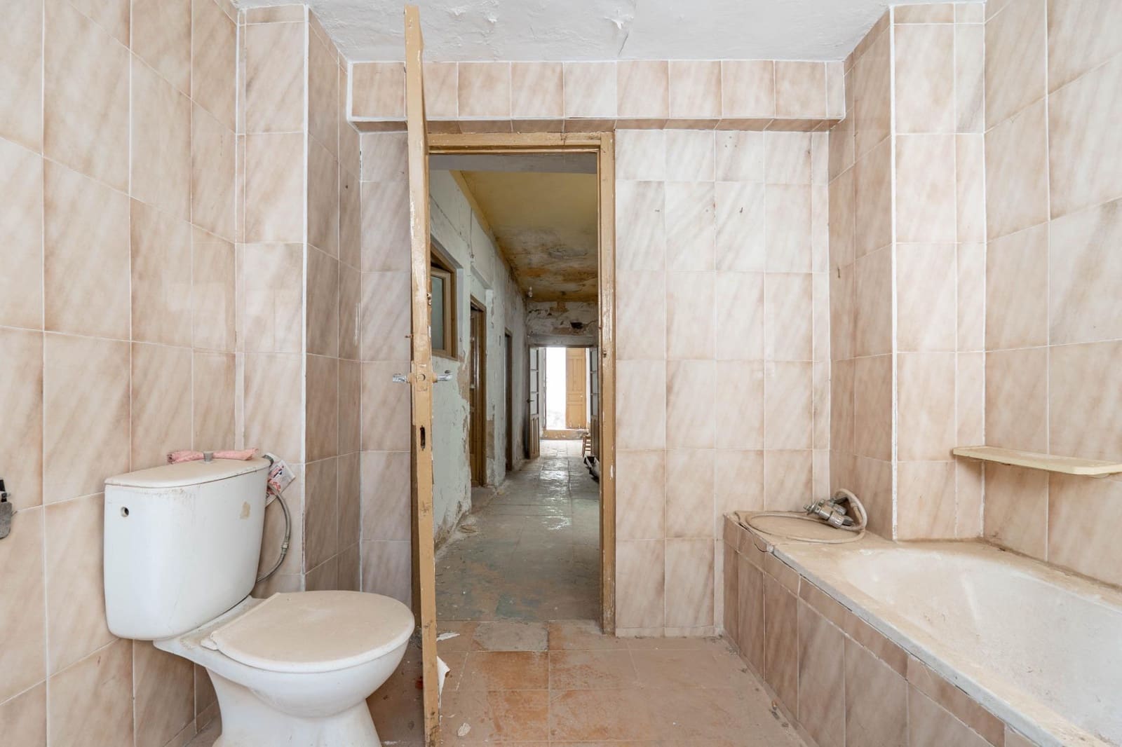 4 bedroom Finca/Country House for sale in Albunuelas - € 47,000 (Ref: 9712217)